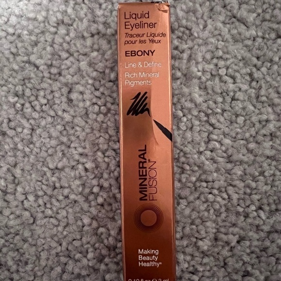 NWT Mineral Fusion Liquid Eyeliner - Picture 2 of 3
